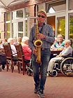Saxophonist in einem Seniorenheim