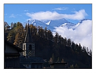 Dorfkirche und Berge ...