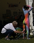 Beim Body-Paint-Wettbewerb .....